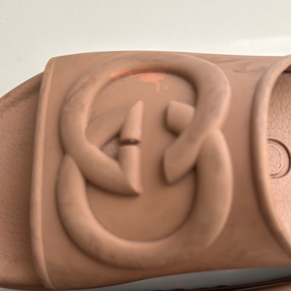 Gucci Tan Sandals with Wide Upper and Embossed Logo - Picture 2 of 3